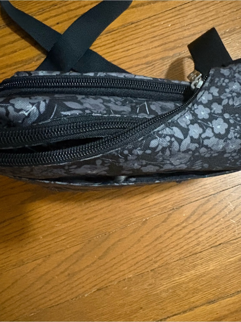 Baggallini Black and Gray Floral Print Crossbody Bag - Picture 4 of 7